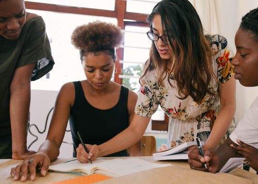 des femmes entrepreneurs travaillant ensemble